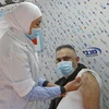 Người dân Israel được tiêm vắcxin ngừa COVID-19. (Ảnh: AFP/TTXVN)