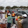 Hàng nghìn người dân Houston chờ lấy thức ăn trong thời tiết khắc nghiệt