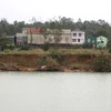 Bờ sông Hiếu đoạn qua huyện Cam Lộ bị sạt lở do lũ lụt. (Ảnh: Nguyên Lý/TTXVN)