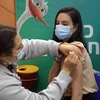 Nhân viên y tế tiêm vắcxin COVID-19 cho người dân tại Tel Aviv. (Ảnh: THX/TTXVN)