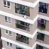 [Video] Bé gái may mắn thoát chết sau khi rơi từ tầng 12A