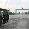 Lực lượng biên phòng tại cửa khẩu Dinh Bà. (Ảnh: Chương Đài/TTXVN)