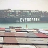 Kênh đào Suez tắc nghẽn do tàu container khổng lồ bị mắc cạn