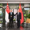 Ngoại trưởng Singapore Vivian Balakrishnan và người đồng cấp Trung Quốc Vương Nghị. (Ảnh: Facebook)