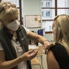 Tiêm vaccine cho người dân tại Prague, CH Séc. (Ảnh: AFP/TTXVN)
