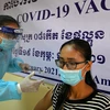 Nhân viên y tế tiêm vaccine ngừa COVID-19 cho người dân tại Phnom Penh, Campuchia. (Ảnh: AFP/ TTXVN)