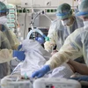 Điều trị cho bệnh nhân COVID-19 tại một bệnh viện ở Stuttgart. (Ảnh: AFP/TTXVN)