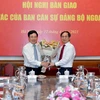 Phó Thủ tướng Phạm Bình Minh tặng hoa chúc mừng Bộ trưởng Ngoại giao Bùi Thanh Sơn. (Ảnh: TTXVN)