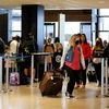 Người dân Mỹ chờ làm thủ tục tại sân bay thành phố SeaTac. (Ảnh: Reuters)