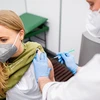 Tiêm vaccine cho người dân tại Bremen, Đức. (Ảnh: AFP/TTXVN)
