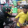 Chàng trai Ấn Độ hóa trang thành virus nhắc người dân đeo khẩu trang