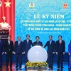 Chủ tịch nước Nguyễn Xuân Phúc và các đại biểu chứng kiến Lễ phát động Tháng công nhân và Tháng hành động về an toàn vệ sinh lao động năm 2021. (Ảnh: Thống Nhất/TTXVN)
