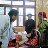 Bệnh nhân Trư đang được chăm sóc tại Bệnh viện đa khoa huyện Trạm Tấu. (Ảnh: Trung Kiên/TTXVN)