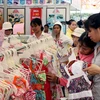 Phiên chợ hàng Việt về nông thôn biên giới Khánh Bình đã thu hút sự quan tâm của đông đảo người dân khu vực biên giới Việt Nam-Campuchia. (Ảnh: Thế Duyệt/TTXVN)
