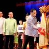 Thủ tướng Thongsinh Thammavong đánh chiêng khai mạc Liên hoan. (Ảnh: Hoàng Chương/Vietnam+)