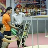 Các sinh viên Đại học Lạc Hồng say mê nghiên cứu các mô hình robot. (Ảnh: Minh Quyết/TTXVN)