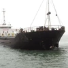 Tàu Nghĩa Hải 02 bị móp phần đầu sau vụ va chạm với tàu Phú Sơn ngày 27/2. (Ảnh: TTXVN)