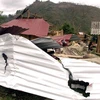 Mưa đá và gió lốc khiến nhiều ngôi nhà tại Điện Biên bị tốc mái, hư hỏng nặng. (Ảnh: TTXVN)