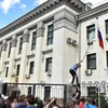 [Video] Nghị sỹ Ukraine ném đá vào đại sứ quán Nga ở Kiev