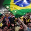 Cổ động viên Brazil lao xuống biển ăn mừng chiến thắng
