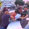 Ông Iury Borisov (áo trắng) bị bắt giữ khi đang đi nghỉ mát. (Ảnh cắt từ video clip)