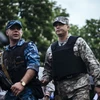 Thủ lĩnh lực lượng ly khai ở Lugansk Valery Bolotov (giữa). (Ảnh: AFP/TTXVN)