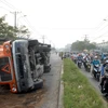 TP Hồ Chí Minh: Xe container nổ lốp, lật ngang giữa đường