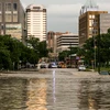 Mưa lớn gây ngập lụt tại thành phố Austin, bang Texas ngày 25/5. (Ảnh: AFP/TTXVN)