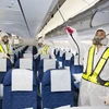 Nhân viên hàng không phun thuốc tẩy trùng trên máy bay tại sân bay quốc tế ở Incheon ngày 5/6. (Ảnh: THX/TTXVN)