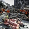 Binh sỹ Indonesia tìm kiếm thi thể các nạn nhân trong vụ tai nạn máy bay. (Nguồn: THX/TTXVN)