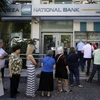 Người dân Hy Lạp xếp hàng để rút các khoản tiền ít ỏi từ cây ATM. (Ảnh: AP)