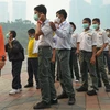 Các học sinh ở Kuala Lumpur đeo khẩu trang để phòng tránh khói bụi. (Nguồn: AFP)