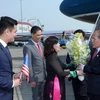 Cán bộ nhân viên Đại sứ quán Việt Nam tại Hoa Kỳ đón Chủ tịch Quốc hội Nguyễn Sinh Hùng tại sân bay Logan International. (Ảnh: Nhan Sáng/TTXVN)