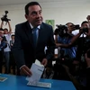 Ứng viên Tổng thống Jimmy Morales bỏ phiếu tại một điểm bầu cử. (Ảnh: Reuters)