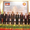 Phó Thủ tướng, Bộ trưởng Nội vụ Campuchia Sar Kheng chụp ảnh chung với các Trưởng đoàn và đại diện Ban Thư ký ASEAN. (Ảnh: Xuân Khu/TTXVN)