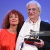 Đạo diễn Bertrand Tavernier nhận giải Sư tử vàng. (Ảnh: Getty Images)