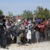 Người nhập cư xô xát với cảnh sát tại thị trấn Gevgelija ở biên giới Macedonia-Hy Lạp ngày 7/9. (Ảnh: AFP/TTXVN)