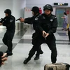 Cảnh sát Trung Quốc diễn tập chống khủng bố tại sân bay. (Ảnh: AFP)