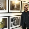 Tay trống Ringo Starr tại phòng trưng bày các bức ảnh lần đầu tiên được công bố về ban nhạc huyền thoại Beatles. (Ảnh: AP)