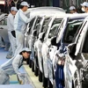 Các lao động Nhật Bản làm việc trong một nhà máy sản xuất xe hơi. (Nguồn: japantimes.co.jp)