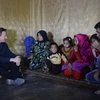 Thủ tướng Anh David Cameron thăm khu định cư cho người tị nạn Syria ở thung lũng Bekaa, Liban ngày 14/9. (Ảnh: AFP/TTXVN)
