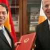 Bộ trưởng Ngoại giao Ioannis Kasoulides và Thứ trưởng Bùi Thanh Sơn ký Hiệp định miễn thị thực cho hộ chiếu công vụ. (Nguồn: in-cyprus.com)