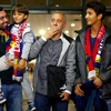 Anh Osama Abdul Mohsen (giữa) cùng con trai được chào đón tại nhà ga Barcelona. (Ả​hh: AP)