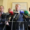 Thủ hiến Bắc Ireland Peter Robinson (thứ 3, trái) trả lời báo giới về quyết định từ chức tại Belfast ngày 10/9. (Ảnh: AFP/TTXVN)