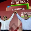 Lãnh đạo Đảng Syriza Alexis Tsipras (trái) và lãnh đạo Đảng ANEL Panos Kamenos chia sẻ niềm vui chiến thắng. (Ảnh: AFP/TTXVN)