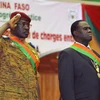 Tổng thống lâm thời Burkina Faso Michel Kafando (phải) và Thủ tướng lâm thời Isaac Zida tại một buổi lễ ở Ouagadougou ngày 21/11/2014. (Ảnh: AFP/TTXVN)