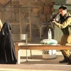 Binh sỹ Israel chĩa súng vào nữ sinh Hadeek al-Hashlamon. (Ảnh: Reuters)