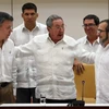 Tổng thống Colombia Juan Manuel Santos (trái), Thủ lĩnh FARC Timoleon Jimenez (phải) và Chủ tịch Cuba Raul Castro (giữa) tại vòng đàm phán thứ 40 ở Cuba. (Ảnh: AFP/TTXVN)