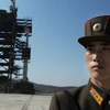 Binh sỹ Triều Tiên đứng gác tại bãi phóng tên lửa Sohae. (Ảnh: CNN)