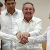 Tổng thống Colombia Juan Manuel Santos (trái), Thủ lĩnh FARC Timoleon Jimenez (phải) và Chủ tịch Cuba Raul Castro (giữa) tại vòng đàm phán thứ 40 ngày 23/9. (Ảnh: AFP/TTXVN)